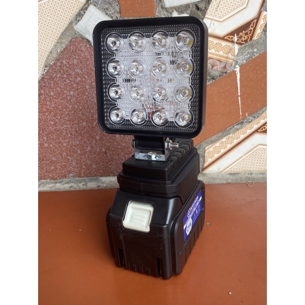 Đèn pin led dùng pin Makita thiết kế bi cầu chiếu xa