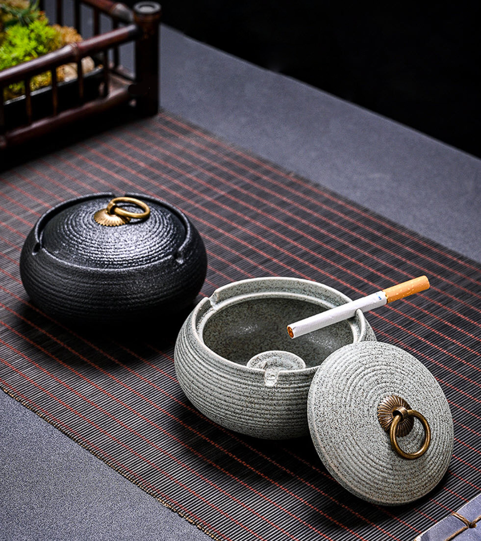 Gạt tàn có nắp đậy bằng gốm sứ DY36478