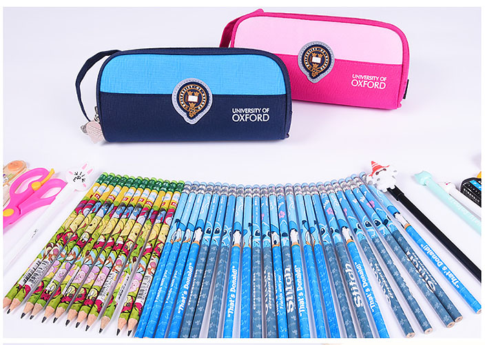 Hộp bút học sinh Oxford X5605, chất liệu Polyester chống nước tốt.