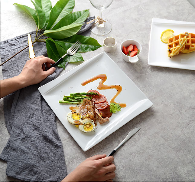 Dĩa gốm trắng vuông McAllen MA033 đựng thức ăn.