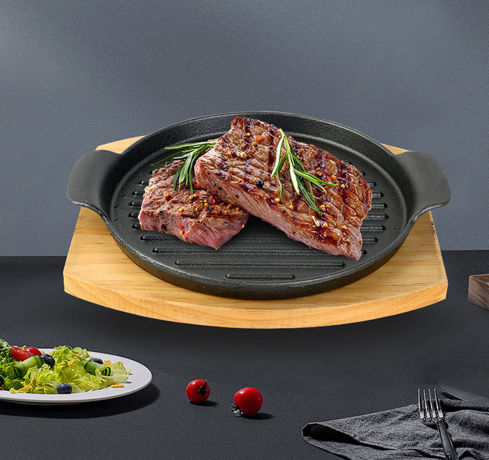 Chảo gang nướng beefsteak đáy vân nổi OG888 kèm đế gỗ trưng bày thức ăn để bàn