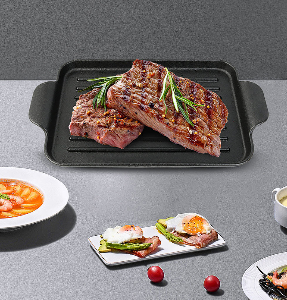 Chảo gang nướng beefsteak đáy vân nổi OG888 kèm đế gỗ trưng bày thức ăn để bàn