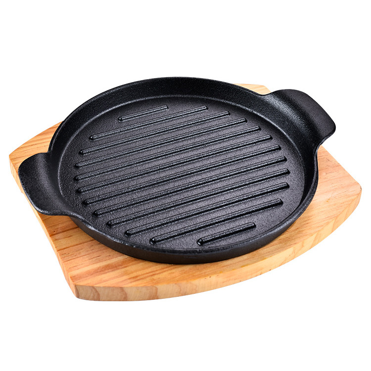 Chảo gang nướng beefsteak đáy vân nổi OG888 kèm đế gỗ trưng bày thức ăn để bàn
