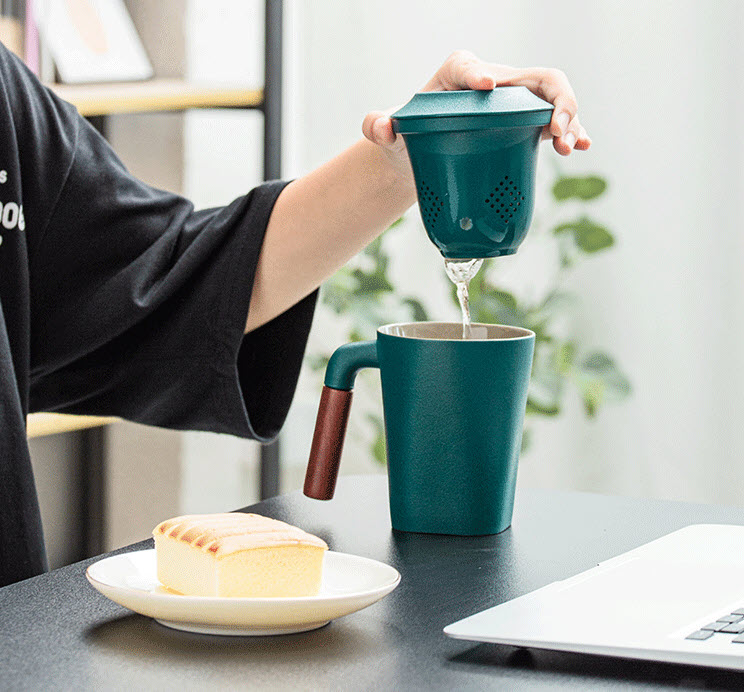 Ly pha trà có lõi lọc bằng gốm sứ có nắp tay cầm gỗ 320ml TV001